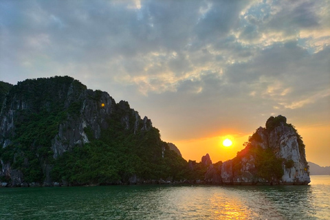 Croisière de 3 jours dans la baie de Bai Tu Long, grotte, kayak, baignade