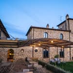Aperitivo sulla terrazza del Podere Montale al tramonto