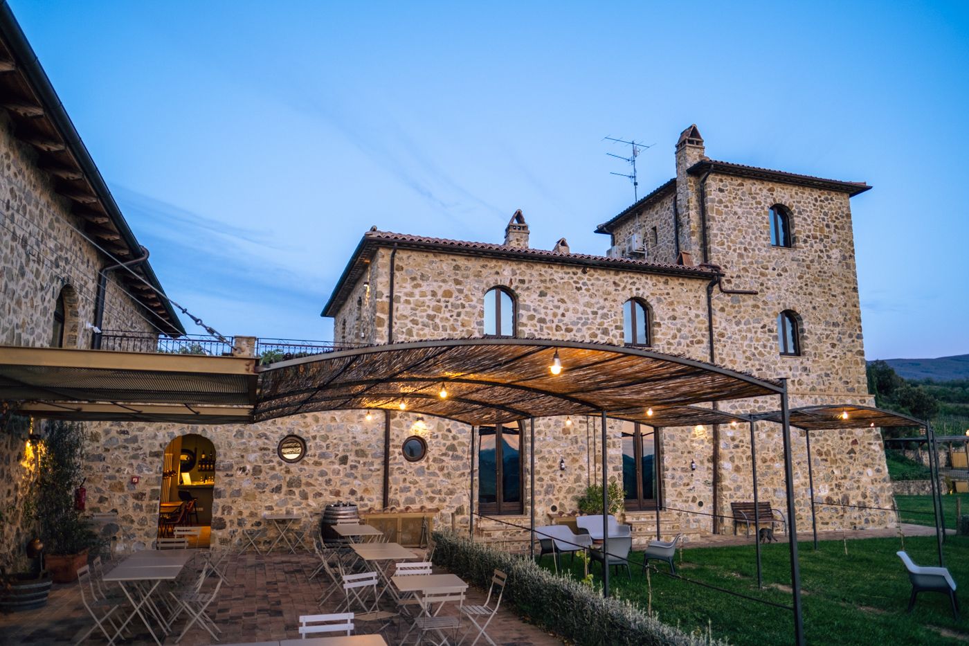 Aperitif auf der Terrasse des Podere Montale bei Sonnenuntergang