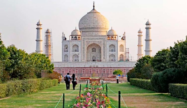 From Delhi: Taj Mahal Sunrise, Agra Fort & Baby Taj Day Tour