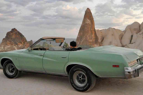 Ortahisar: ballonvaart met een klassieke auto in Cappadocië