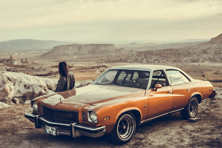 Ortahisar: ballonvaart met een klassieke auto in Cappadocië