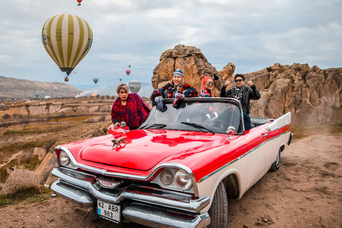 Ortahisar: Paseo en globo en coche clásico por Capadocia