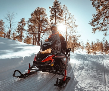 Ylläs: Excursión salvaje en moto de nieve