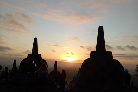 Yogyakarta : Lever de soleil sur Borobudur, volcan Merapi et Prambanan