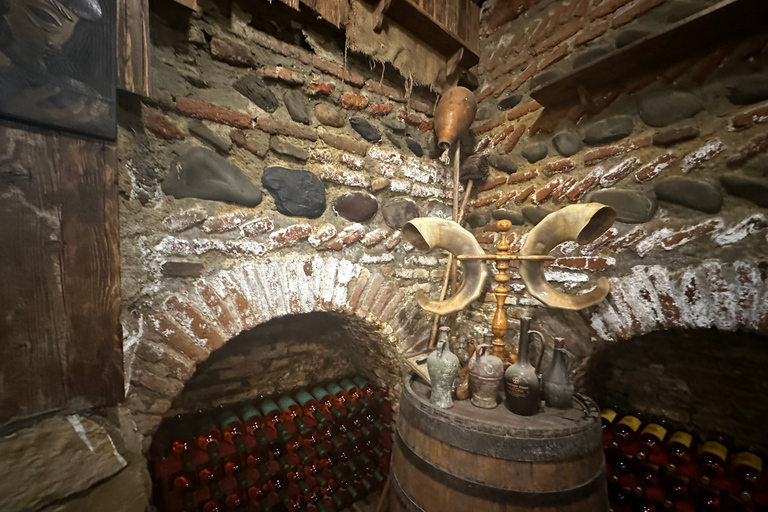 Tbilissi : Dégustation de vin dans une ancienne cave historique de la villeTbilissi : Dégustation de vin dans une cave historique de la vieille ville