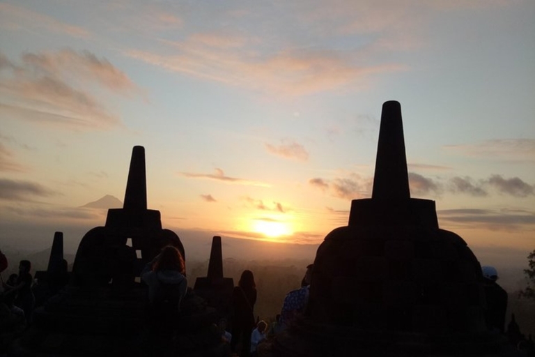 Visite de Yogyakarta : Lever du soleil sur Borobudur, visite du village et Prambanan.Circuit au lever du soleil à Yogyakarta : Borobudur, visite de village& Prambanan