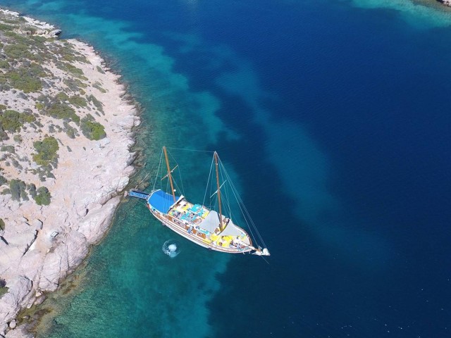 Visit Cesme Small Group Boat Tour with Open Buffet Lunch in Çeşme, Turkey