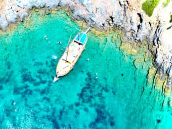 Cesme: Small Group Boat Tour with Open Buffet Lunch