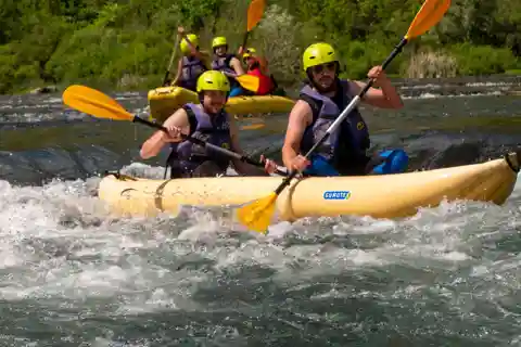 Aventura guiada de rafting em canoa no rio Cetina