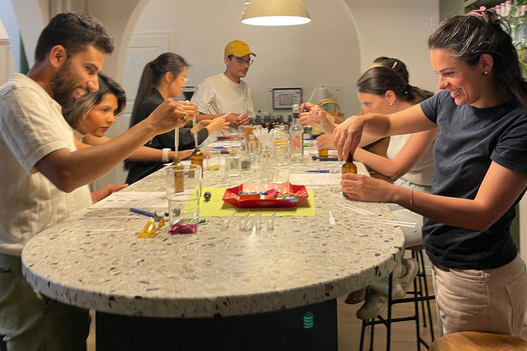 Monaco: laboratorio di creazione di profumi con un profumiere