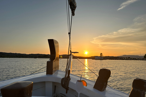 Corfú: Crucero al atardecer en barco clásico con cócteles y aperitivos