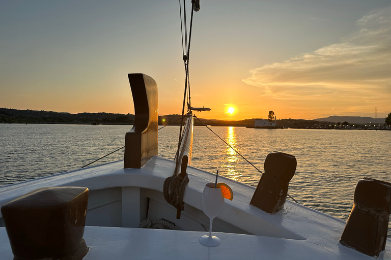 Croisière au coucher du soleil à bord d'un bateau en bois avec cocktails et bouchées