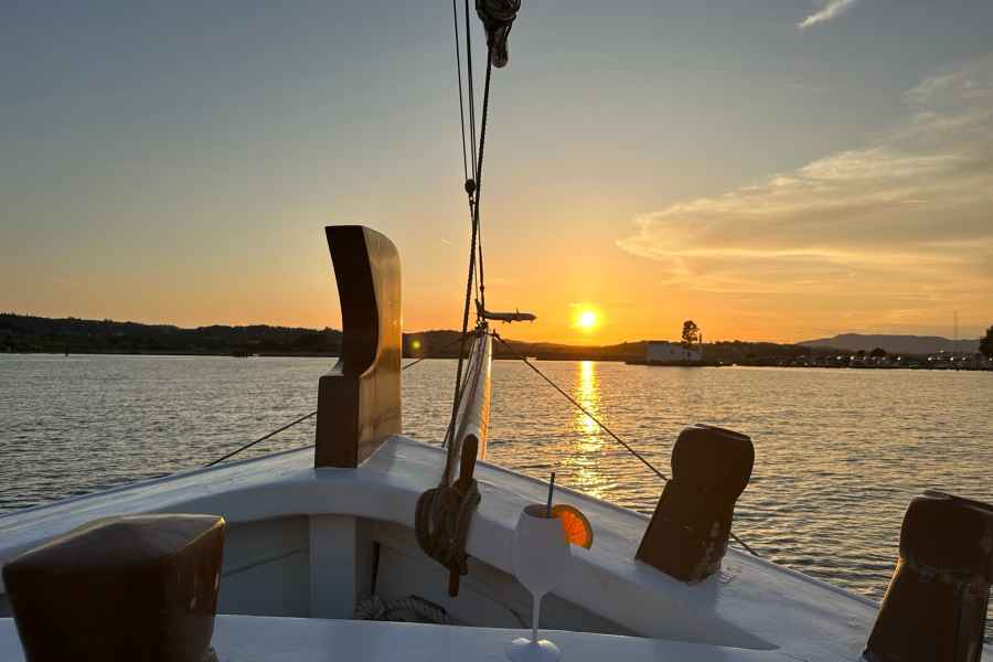 Korfu: Sonnenuntergangskreuzfahrt auf einem klassischen Boot mit Cocktails und Snacks. Foto: GetYourGuide