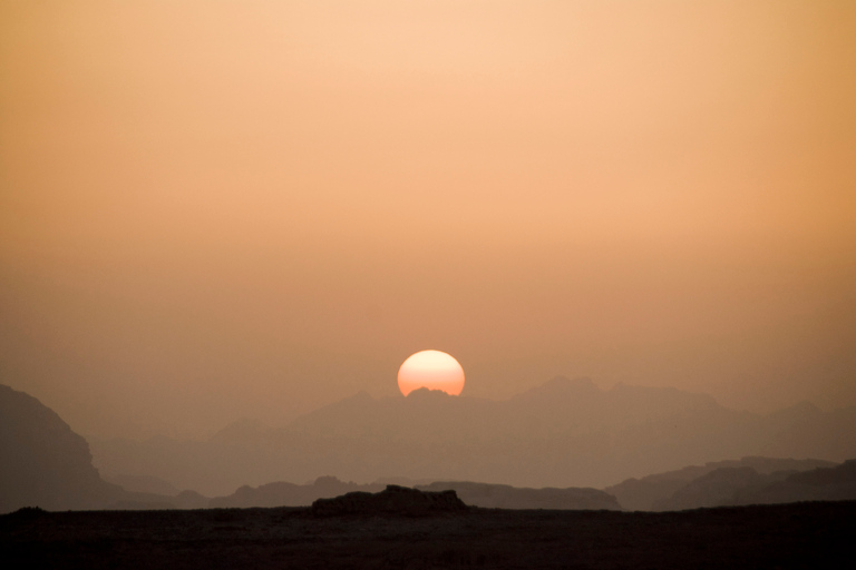 Wadi Rum: 2-godzinna przejażdżka na wielbłądach o zachodzie/wschodzie słońca z noclegiem