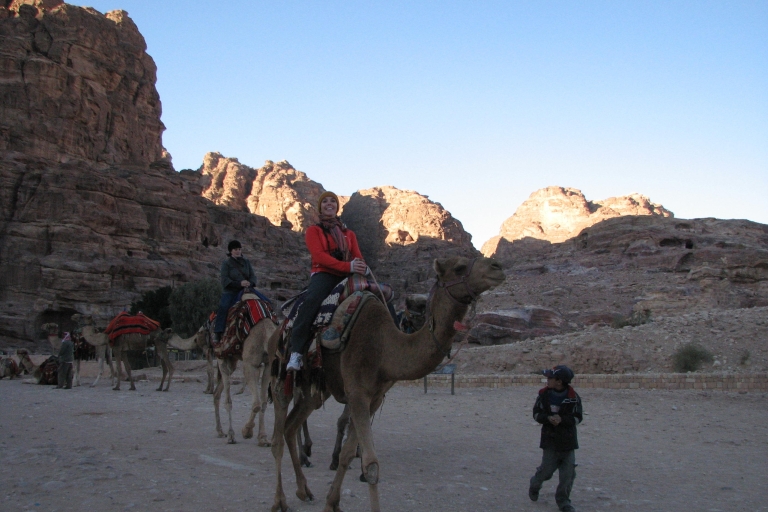 Wadi Rum: kameelrit van 2 uur bij zonsondergang/zonsopgang met overnachting