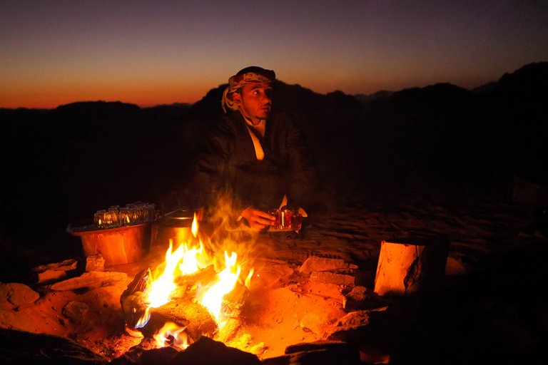 Wadi Rum: Paseo en camello de 2 horas al atardecer/sol con pernoctación