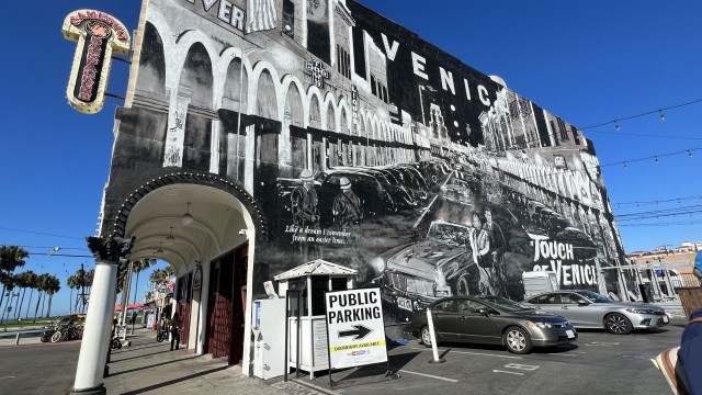 Visit Venice Beach  French guided walking tour in Santa Monica