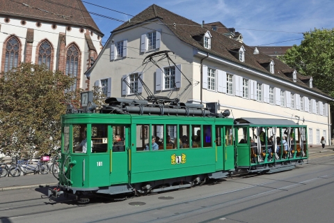 Bâle : Tour de ville en tramway d'époquePlace debout dans la voiture avant motorisée