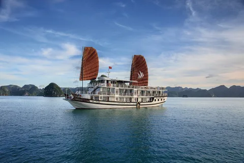 Hanoi: Crucero de 4 estrellas de 2 días por la bahía de Ha Long con la cueva de Titov