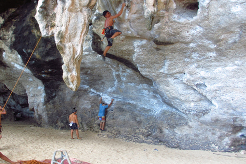 Krabi: półdniowy kurs wspinaczki skałkowej na Railay BeachSpotkaj się na molo Ao Nam Mao