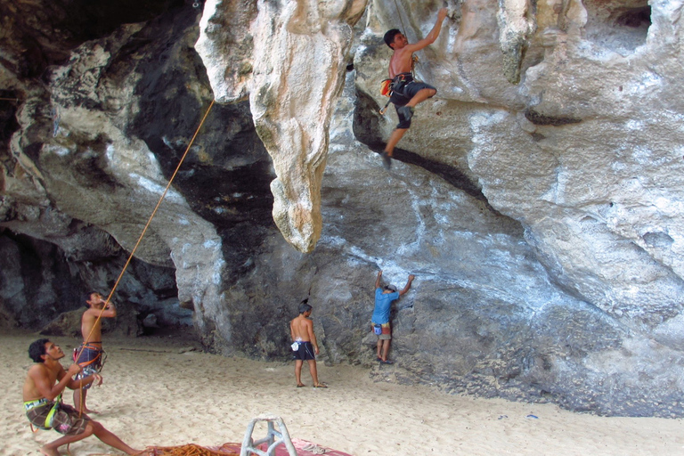 Krabi: półdniowy kurs wspinaczki skałkowej na Railay BeachSpotkaj się na molo Ao Nam Mao