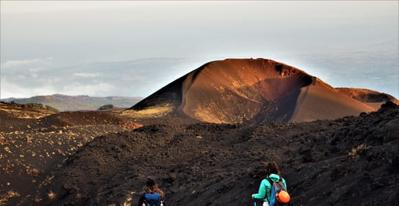Catania: Ätna Morgen- oder Sonnenuntergangswanderung mit Lavatunnel & Ausrüstung