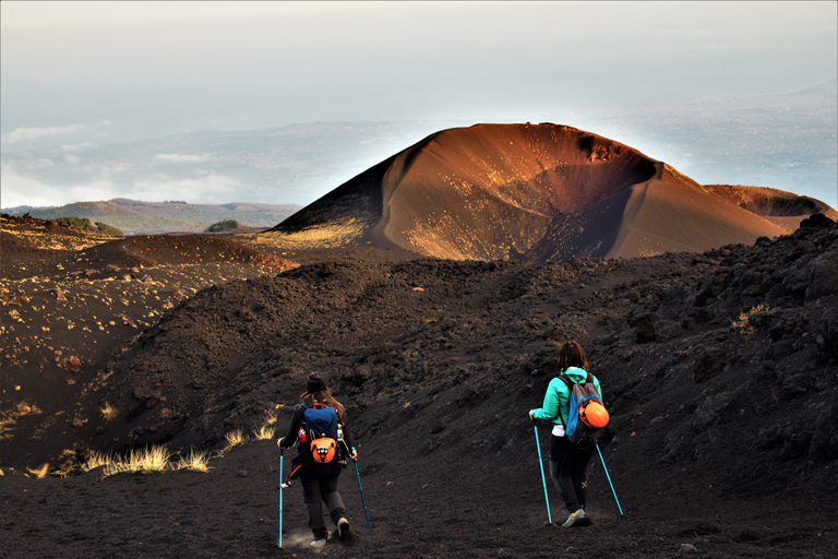 Excursión al Etna por la mañana o al atardecer y visita a la cueva de lavaOpción Estándar