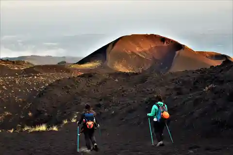Catania: Trekking sull'Etna al mattino o al tramonto con tunnel di lava e attrezzatura