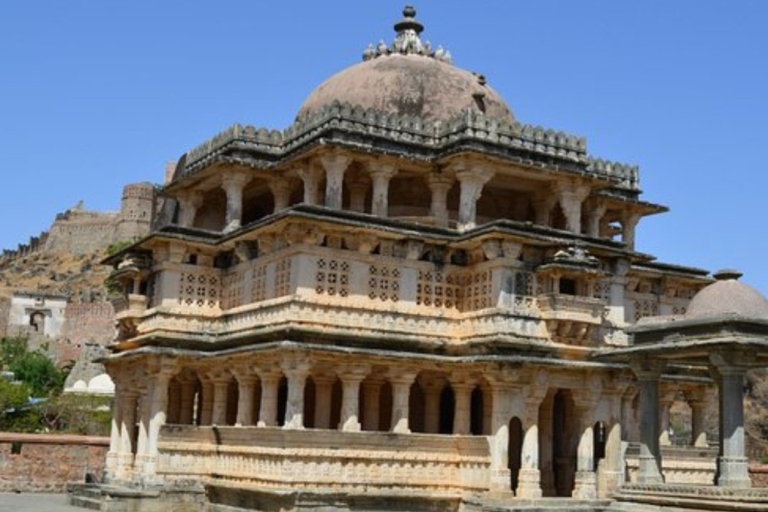 Gleiche Tagestour zum Kumbhalgarh Fort und Ranakpur Jain TempelTour mit Fahrer