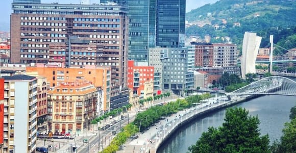 Bilbao: Private custom walking tour with a local
