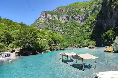 Von Tirana aus: Tagestour zum Fluss Shala mit Bootstour