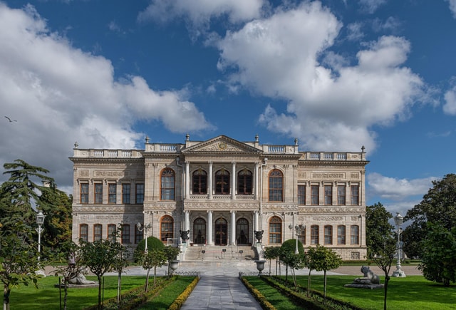 Istanbul: Dolmabahce Palace Tour and Bosphorus Yacht Cruise