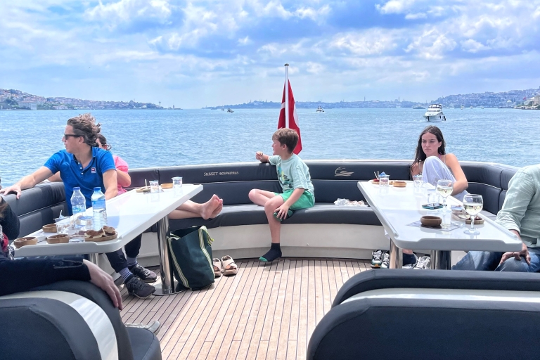 Istanbul: Dolmabahce Palast Tour und Bosporus Yacht Cruise