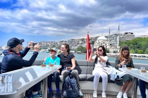 Istanbul: Dolmabahce Palace Tour and Bosphorus Yacht Cruise