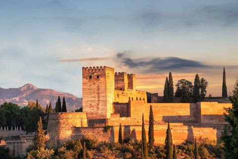 Granada: Private custom tour with a local guide 3 Hours Walking tour