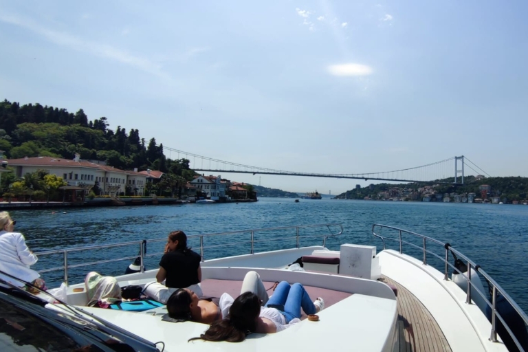 Istanbul: Dolmabahce Palast Tour und Bosporus Yacht Cruise