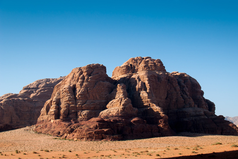 Wadi Rum : 2 heures de promenade à dos de chameau au coucher ou au lever du soleil avec nuitée