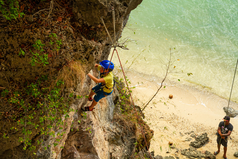 Krabi: Halvdagskurs i bergsklättring på Railay BeachSamling vid Ao Nam Mao Pier