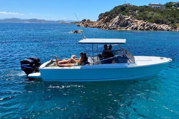 Tour privado en barco por el archipiélago de La Magdalena (4 u 8 horas)
