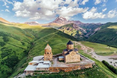 From Tbilisi: Guided tour Kazbegi-Ananuri with mulled wine