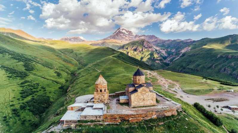 From Tbilisi: Guided tour Kazbegi-Ananuri with mulled wine