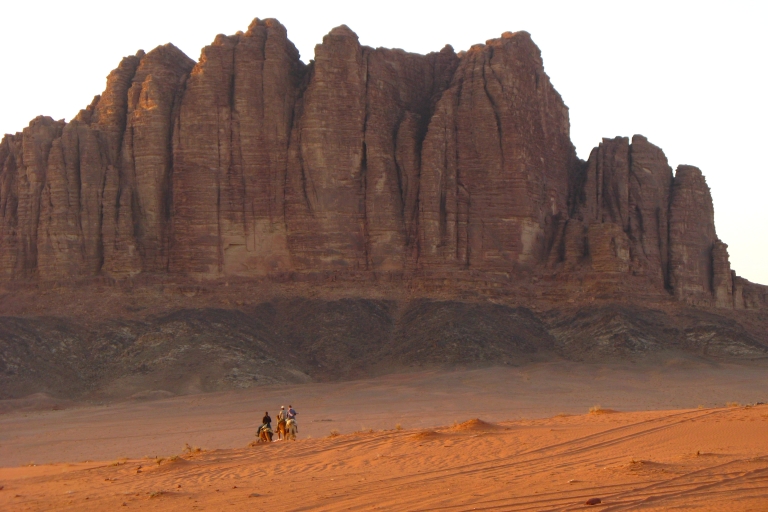 Wadi Rum: krótka przejażdżka na wielbłądzieWadi Rum: 2-godzinna przejażdżka na wielbłądzie o zachodzie słońca