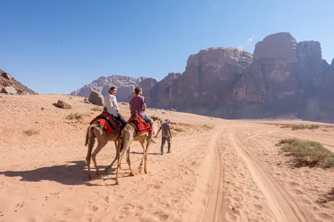 De Wadi Rum: Experiência de passeio de camelo com chá e guia