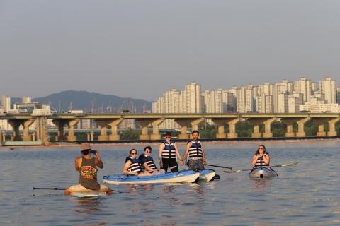 Spływy kajakowe i wiosłowanie na stojąco w lokalizacji Han RiverLekcja Stand Up Paddle Board (SUP).