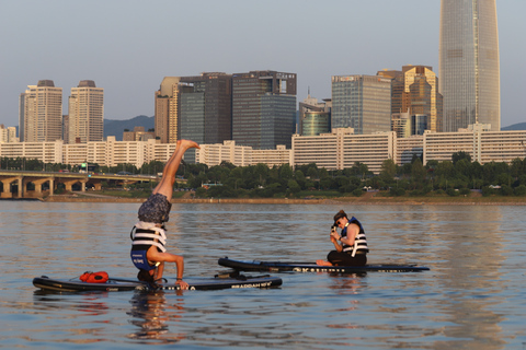 Spływy kajakowe i wiosłowanie na stojąco w lokalizacji Han RiverLekcja Stand Up Paddle Board (SUP).