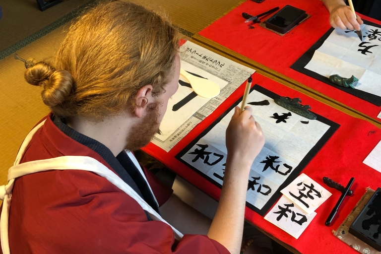 Miyajima: experiencia cultural en un kimonoCaligrafía en un kimono