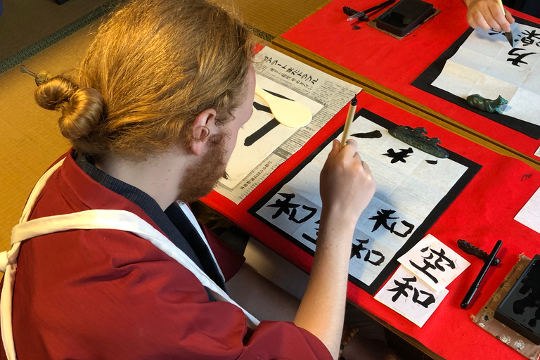 Miyajima: experiência cultural em um quimonoCaligrafia com Quimono