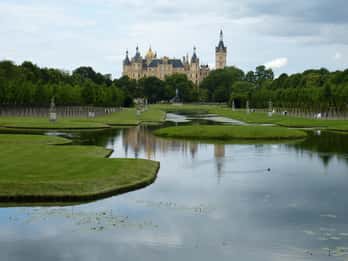 Schwerin - Private Tour of the Castle Exteriors & Cathedral