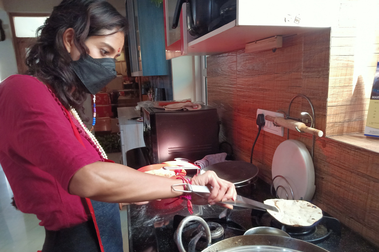 Cocina comida india con una familia local en su casa tradicionalDesayuna, come o cena según el horario que elijas